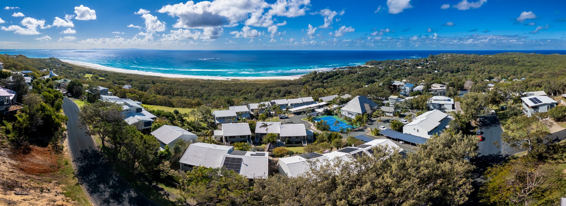 Wide panorama over Pandanus Palms Resort and Point Lookout to the ocean