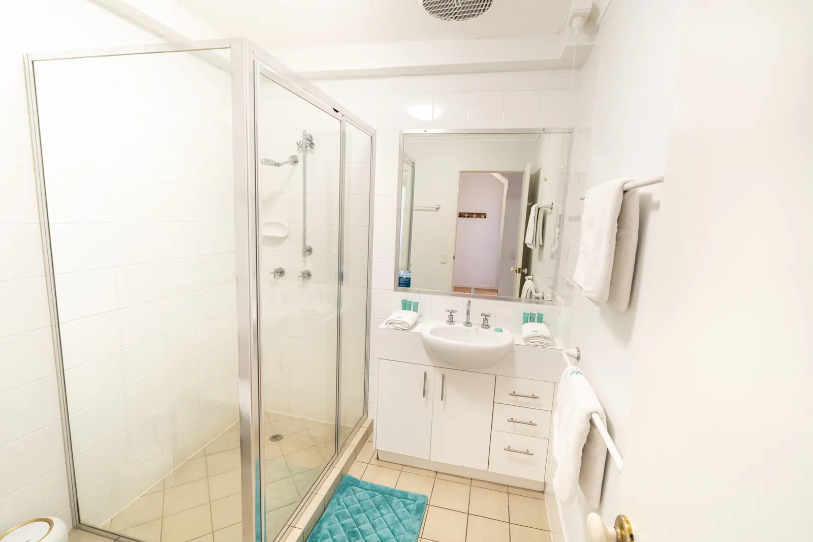 The bathroom inside a Standard Ocean 3 Bedroom villa at Pandanus Palms Resort